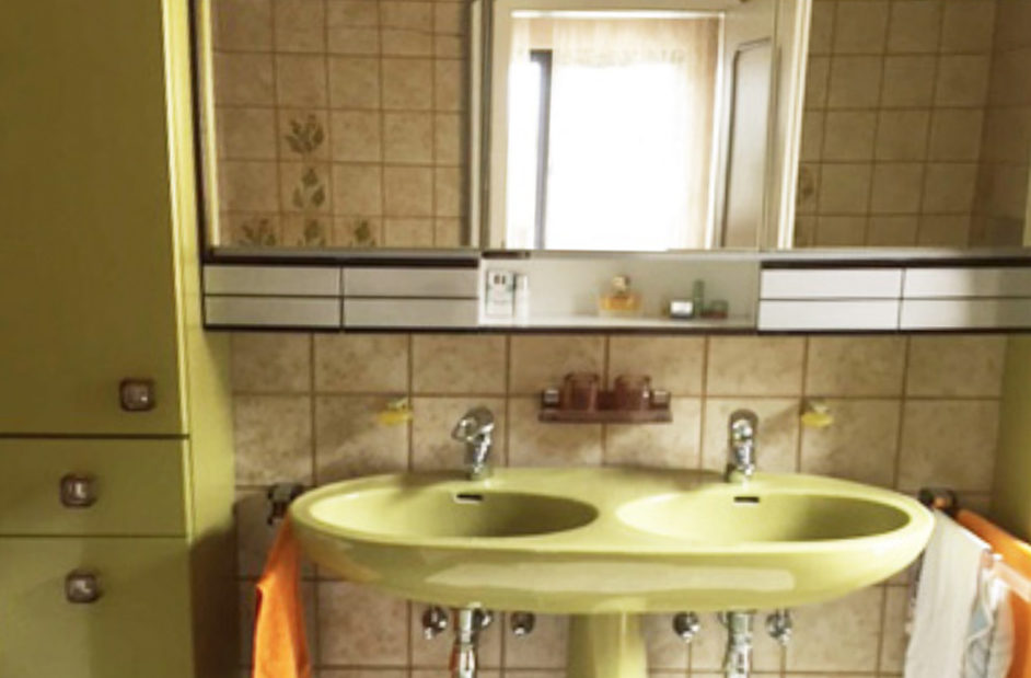 Waschbecken und Spiegelschrank Vorher